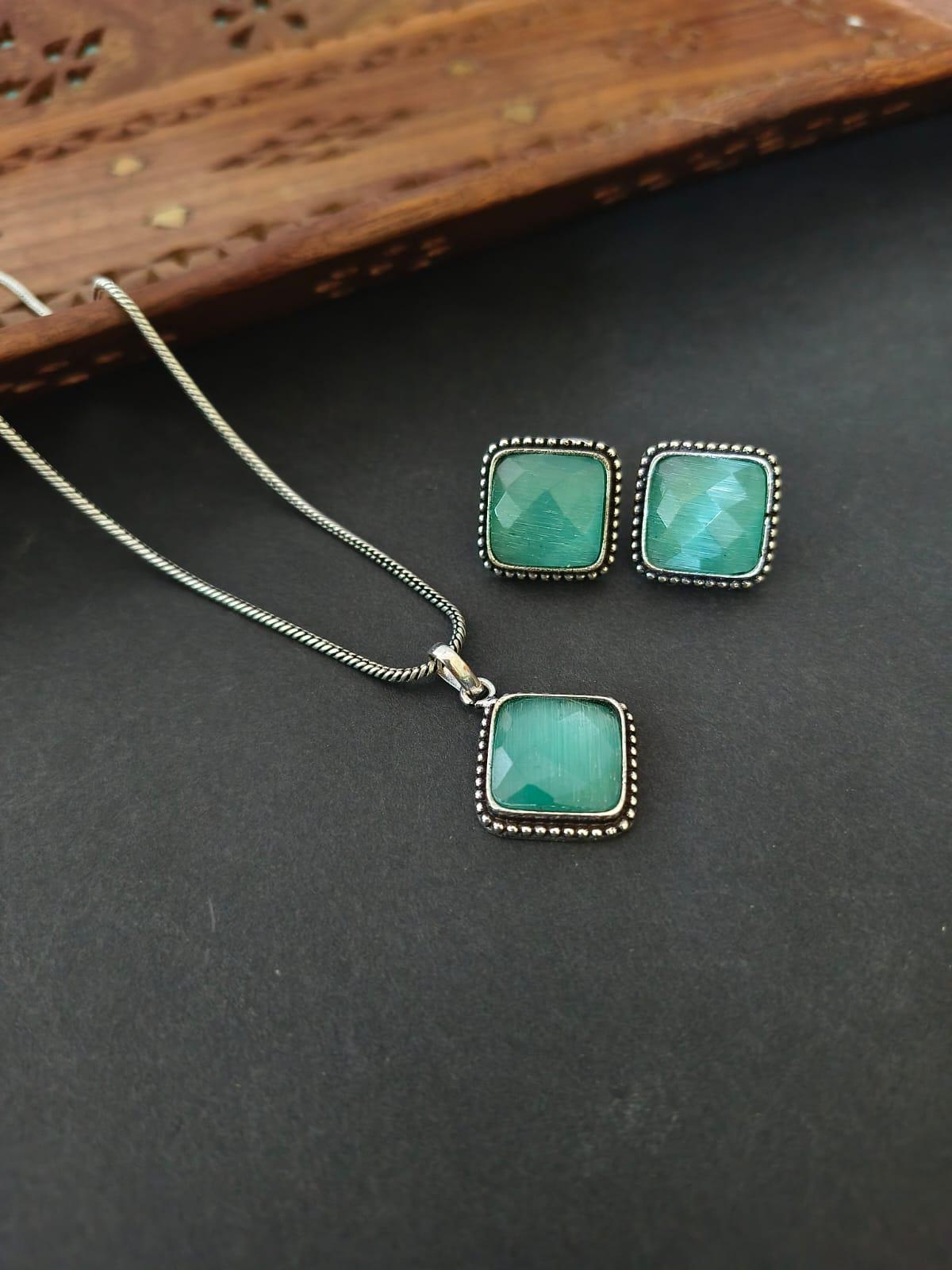 Elegant Monalisa Stone Necklace | Sarichka