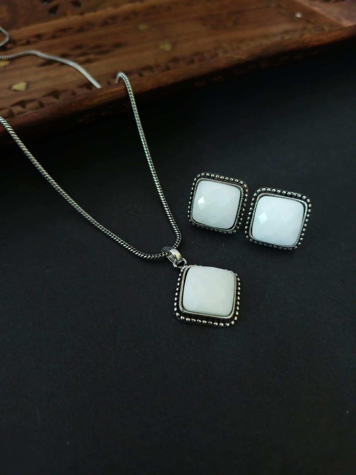 Elegant Monalisa Stone Necklace | Sarichka