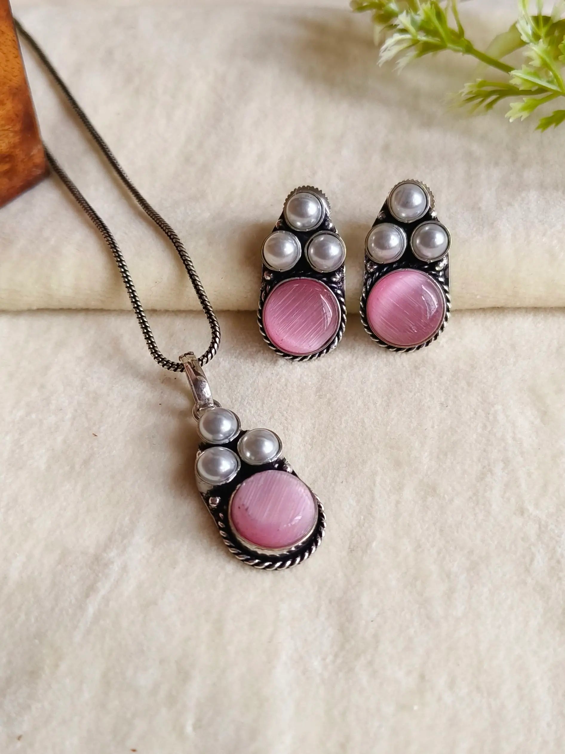Elegant Oxidised Monalisa Pendant Set with Studs Earrings